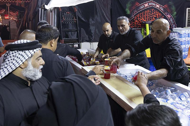 عبر موكب خدمي.. ملاكات قسم الشؤون الدينية تقدم الخدمات لزائري مرقد أبي الفضل العباس (عليه السلام)