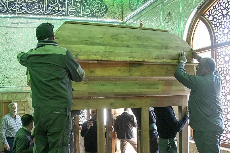 قسم صناعة الشبابيك يواصل أعمال تنصيب أجزاء شباك مرقد ابن فهد الحلي (قدس سره)