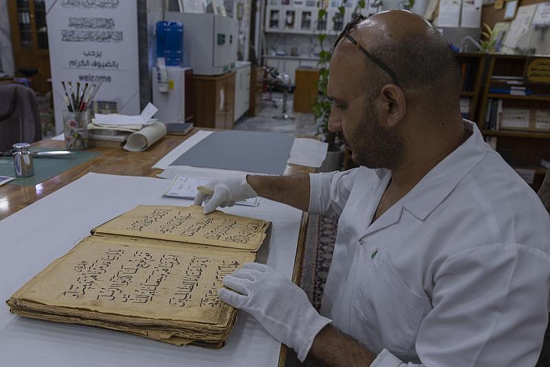 قسم الشؤون الفكرية: مهمة مركز الفضل إصلاح المخطوطات المتضررة باستخدام أحدث المواد والأجهزة