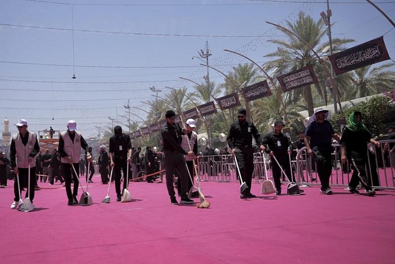 استعدادًا لاستقبال المعزّين.. قسم بين الحرمين الشريفين يضاعف جهوده لتنظيف الساحة الوسطية