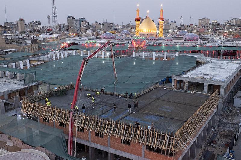 قسم المشاريع ينهي صبّ سقف الطابق الأول في المساحات الإضافية لصحن أمّ البنين (عليها السلام)