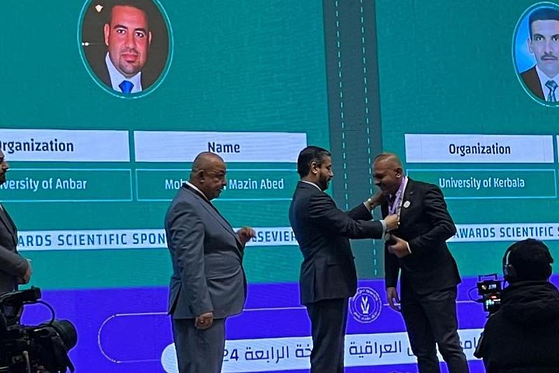وزير التعليم العالي يكرّم عميد كلية التقنيات الصحية والطبية في جامعة الكفيل