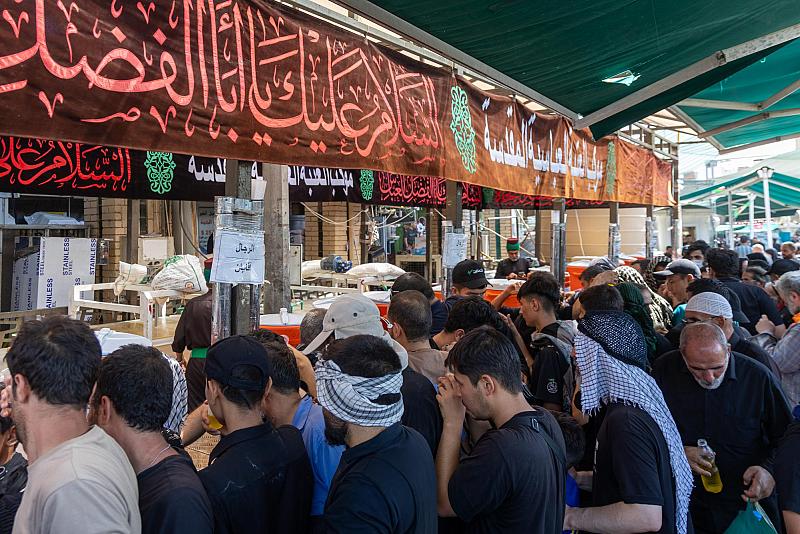 بعد انتهاء زيارة الأربعين.. شعبة السادة الخدم تواصل تقديم خدماتها للزائرين عَبرَ موكبها في باب القبلة