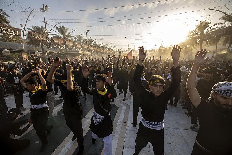 المواكب والهيئات الحسينية تُحيي اليوم الثامن عشر من شهر صفر عند المرقدَينِ الطاهرَين