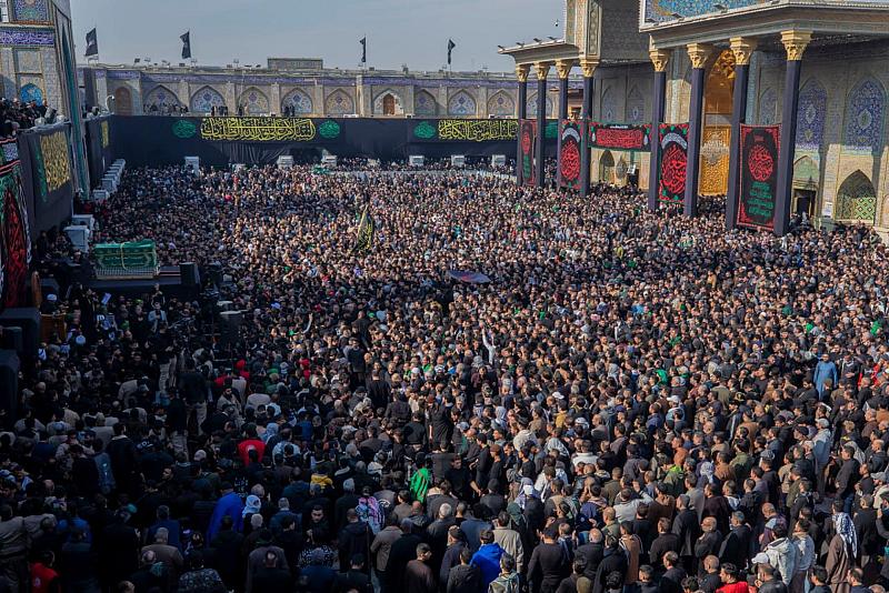 جموع الزائرين تشيع النعش الرمزي للإمام الكاظم (عليه السلام) بذكرى شهادته في الكاظمية