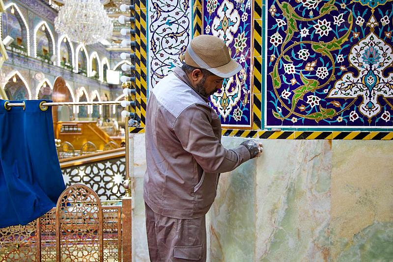 قسم الصيانة يجري أعمال الإدامة الدورية لجدران حرم مرقد أبي الفضل العباس (عليه السلام)