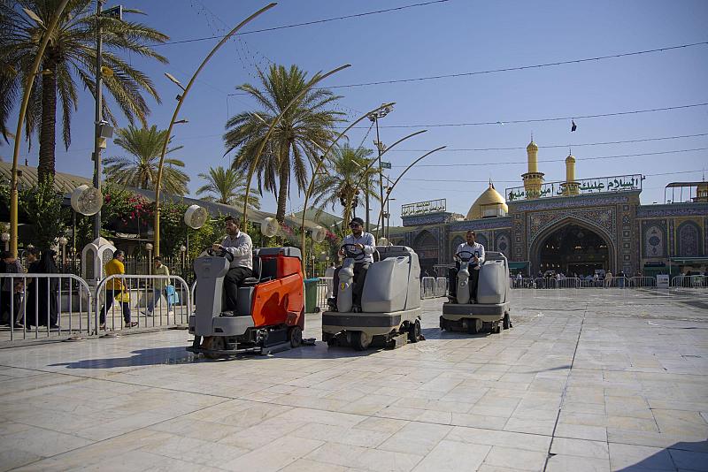  في ليلة الجمعة.. ملاكات قسم بين الحرمين تنفذ أعمال تنظيف الساحة الوسطية وفرشها بالسجاد