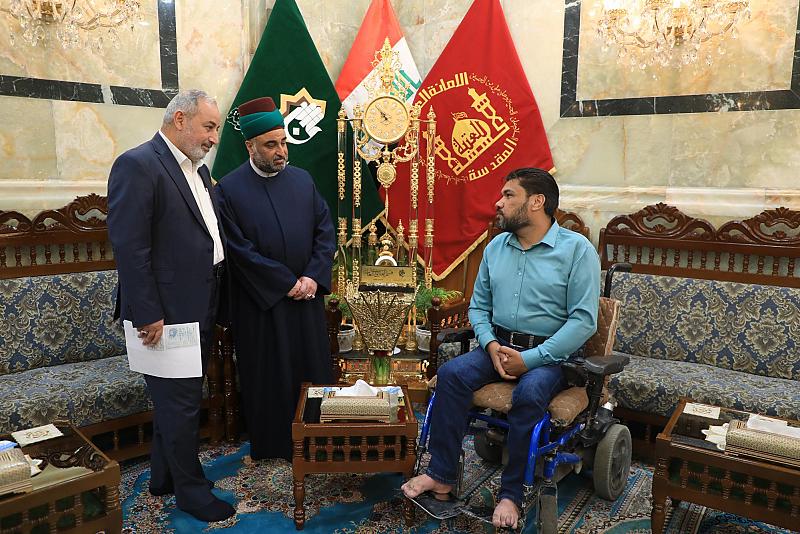 السيد الصافي يستجيب لمناشدة شاب عبر قناة تلفزيونية