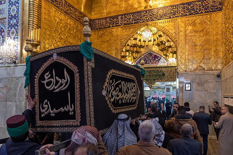 جموع المؤمنين تشيع النعش الرمزي للإمام الهادي (عليه السلام) عند العتبتين المقدستين