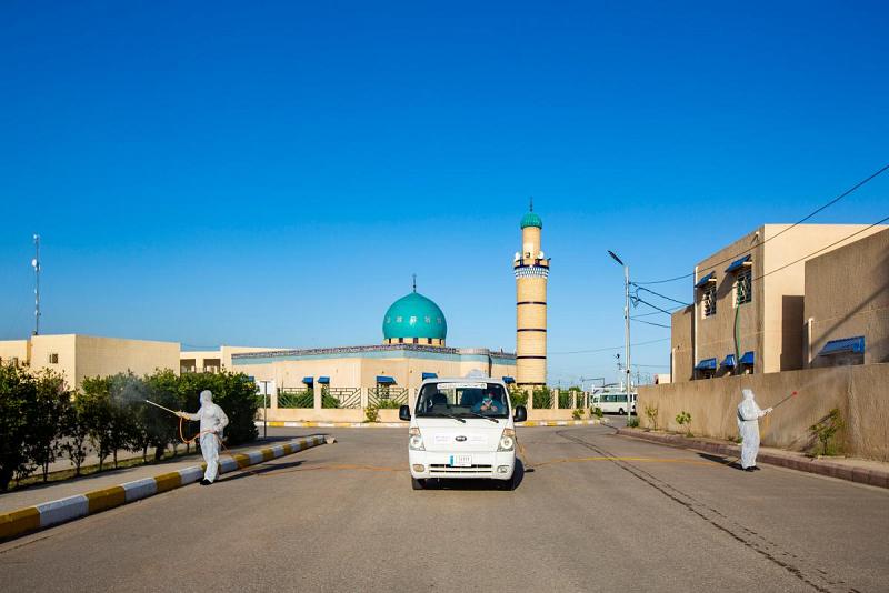 الفريقُ الوقائيّ يشرعُ بتعفير وتعقيم مجمّع العبّاس السكنيّ