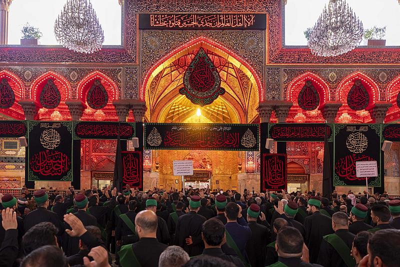 عبر موكب عزاءٍ موحّد.. خَدَمة العتبتين المقدستين يحيون ذكرى شهادة الإمام السجاد (عليه السلام)