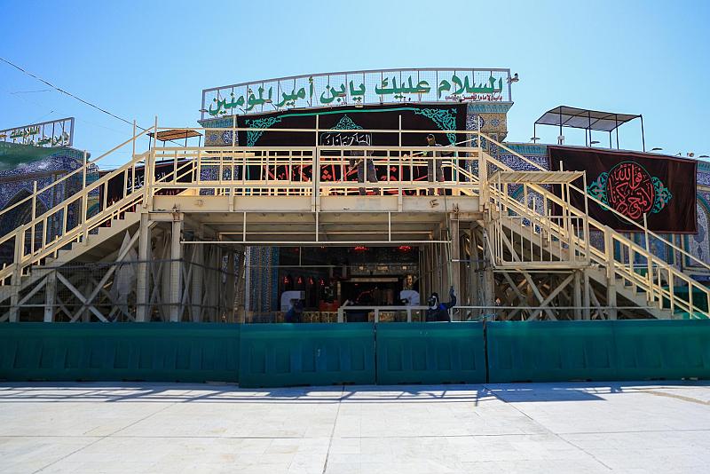 استعداداً لزيارة الأربعين.. قسم الصيانة يباشر أعمال طلاء مجسر المشاة الواقع في منطقة بين الحرمين الشريفين