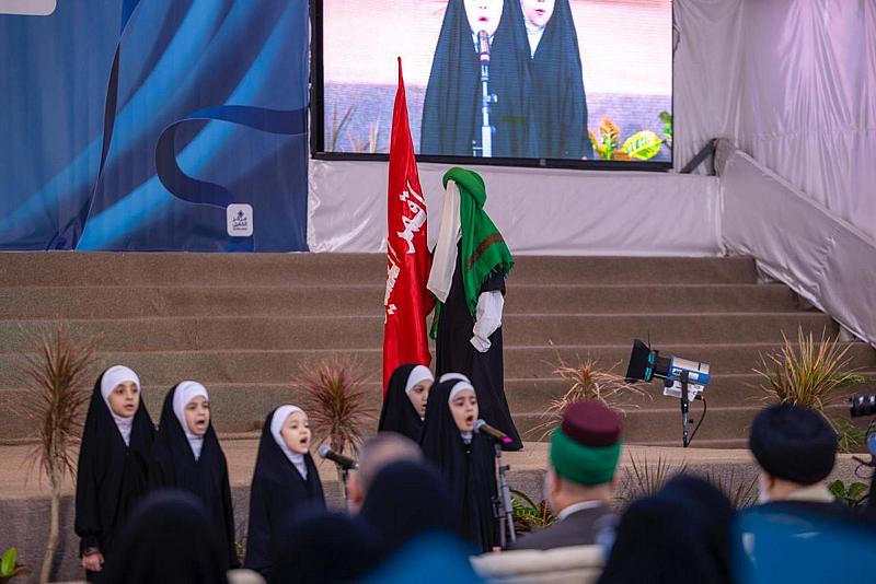 ترديد أنشودة (مدرسة العقيدة) ضمن فعاليات حفل تخرج طالبات مدارس الكفيل الدينية النسوية