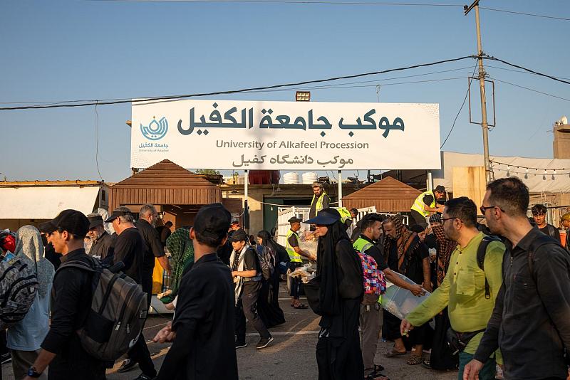 موكب جامعة الكفيل يواصل تقديم خدماته لزائري الأربعين