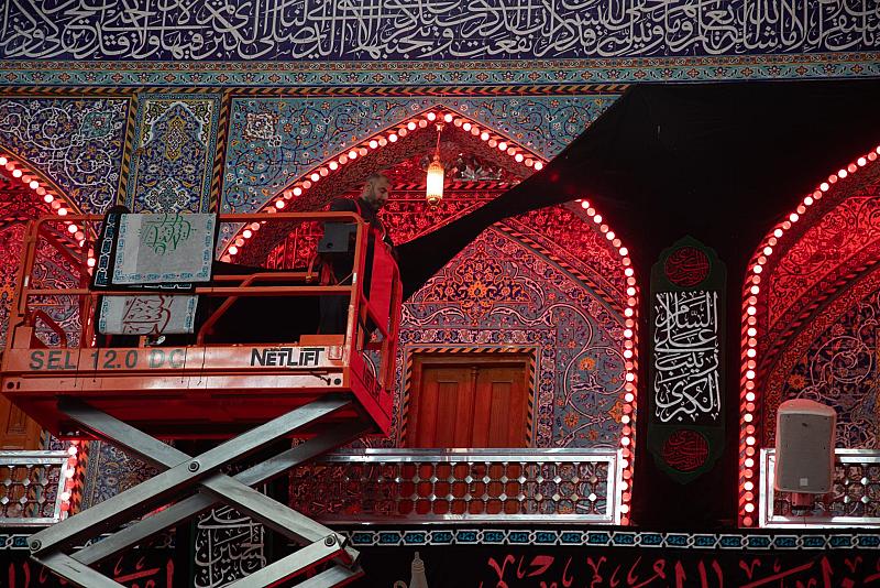 تزامنًا مع حلول شهر ربيع الأول.. العتبة العباسية المقدسة ترفع مظاهر الحزن والسواد في المرقد الطاهر