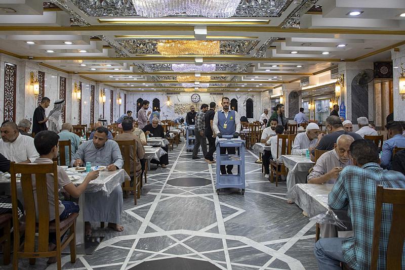 في ليلة الجمعة.. قسم المضيف يقدم وجبات الطعام لزائري أبي الفضل العباس (عليه السلام)