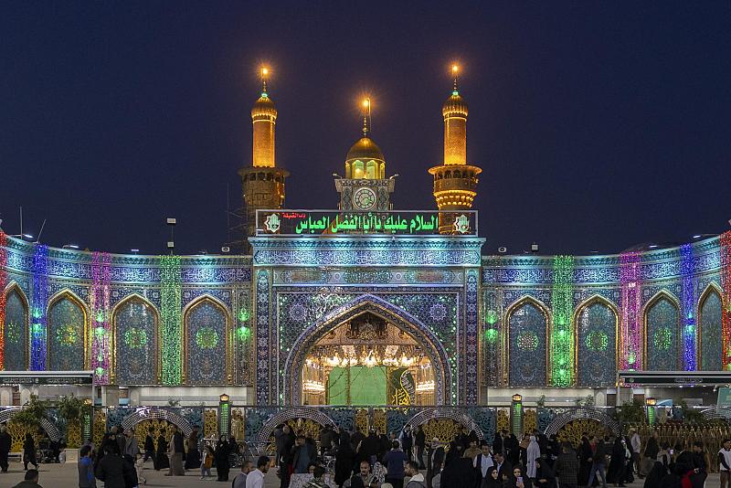 جموع الزائرين تحيي ليلة الجمعة عند مرقد أبي الفضل العباس (عليه السلام)
