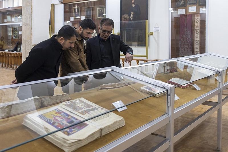 وفد متحف الكفيل يطّلع على المخطوطات النادرة والسجاد اليدوي والزخارف المعمارية في مدينة أصفهان
