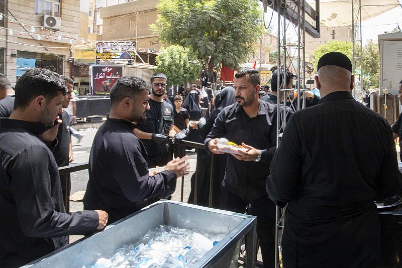 بعد مواكبة مسيرهم.. قسم المعارف يقدم خدماته للزائرين عبر موكب (جنوب الولاء) في كربلاء