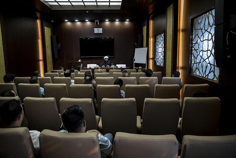 العتبة العباسية تنظّم محاضرة ثقافية ودينية لعددٍ من تدريسيّي جامعة ذي قار