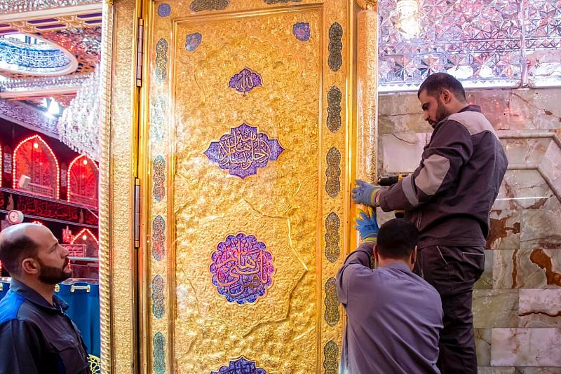 قسم صناعة الشبابيك ينهي تنصيب العمود الوسطي لباب الرأس الشريف