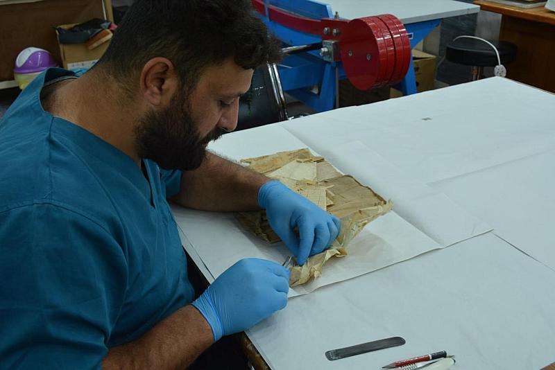 قسم الشؤون الفكرية يباشر أعمال ترميم التراث الوثائقي والمخطوط للعتبة الكاظمية المقدسة