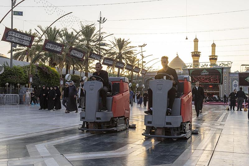 قسم بين الحرمين يجري حملة تنظيف الساحة الوسطية بعد انتهاء تشييع السيد الشهيد علي الخامنئي (رضوان الله عليه)