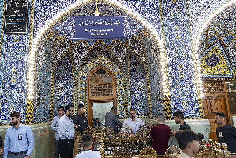 قسم رعاية الصّحن يقدّم الحلوى والورود للزّائرين بذكرى ولادة الصادقَين (صلوات الله عليهما)