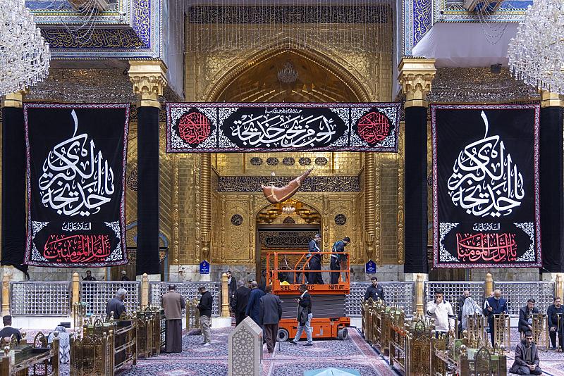 العتبة العباسية المقدسة تنشر لافتات السواد بذكرى وفاة السيدة خديجة الكبرى (عليها السلام)