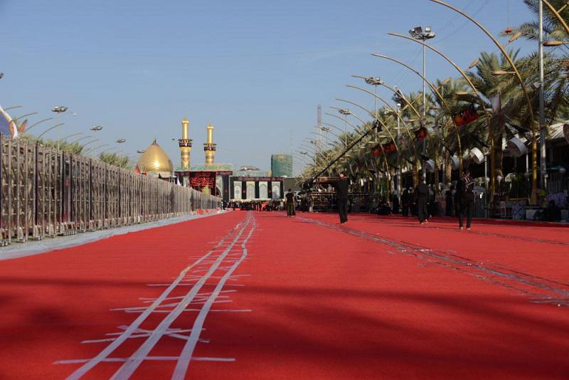فرشُ ساحة ما بين الحرمين الشريفين بأكثر من عشرة آلاف مترٍ مربّع من السجاد الأحمر (الكاربت) استعداداً لعزاء ركضة طويريج..