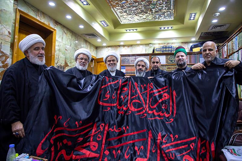 العتبة العباسية تقدم راية الإمام الحسن (عليه السلام) للعتبة الحسينية