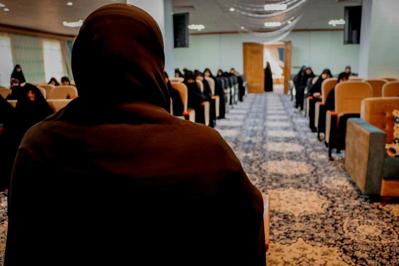 100 مشتركةٍ تُؤدّي اختبارَ دورة رابطة خطيباتِ المنبر الحسينيّ