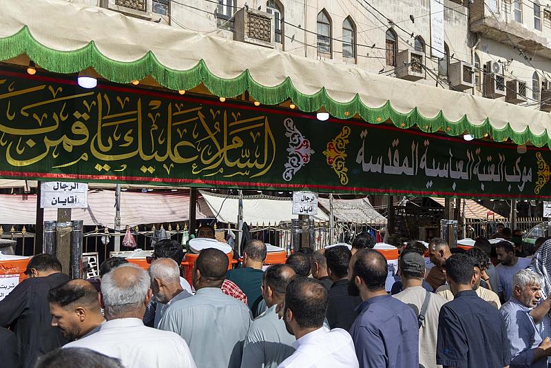 موكب العتبة العباسية المقدسة يقدم خدماته المتنوّعة لزائري يوم عرفة في كربلاء