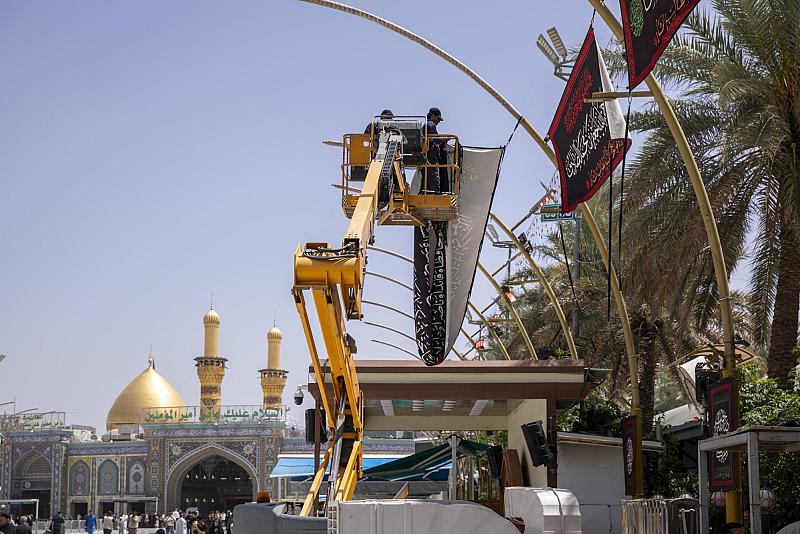العتبة العباسية المقدسة تنشر لافتات الحزن والعزاء في ذكرى شهادة الإمام الصادق (عليه السلام)
