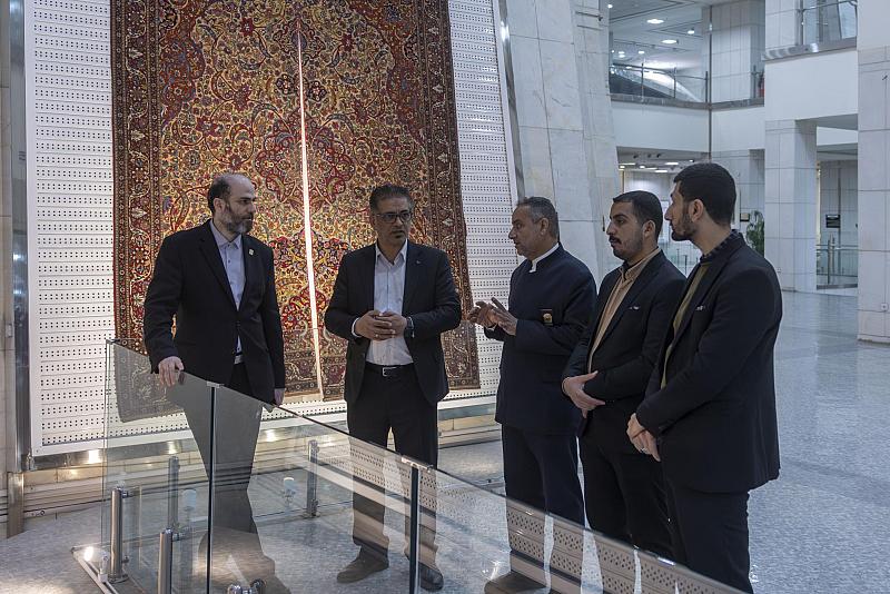 وفد متحف الكفيل يطّلع على تقنيات صيانة السجاد التراثي وخزنه في العتبة الرضوية المقدسة