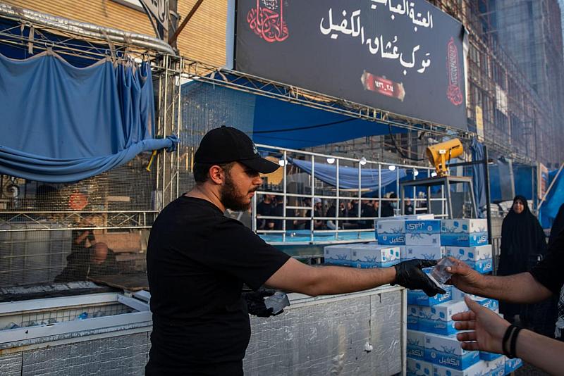 موكب عشاق الكفيل يقدم أكثر من 8 آلاف وجبة يوميًّا لخدمة زائري الأربعين