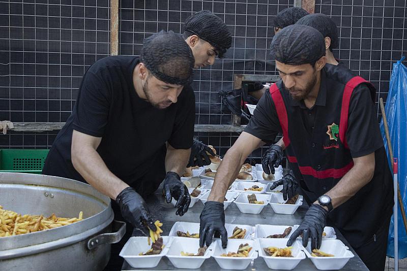 في الخامس عشر من صفر.. قسم المضيف يواصل تقديم وجبات الطعام للزائرين عَبرَ منافذه المتعددة