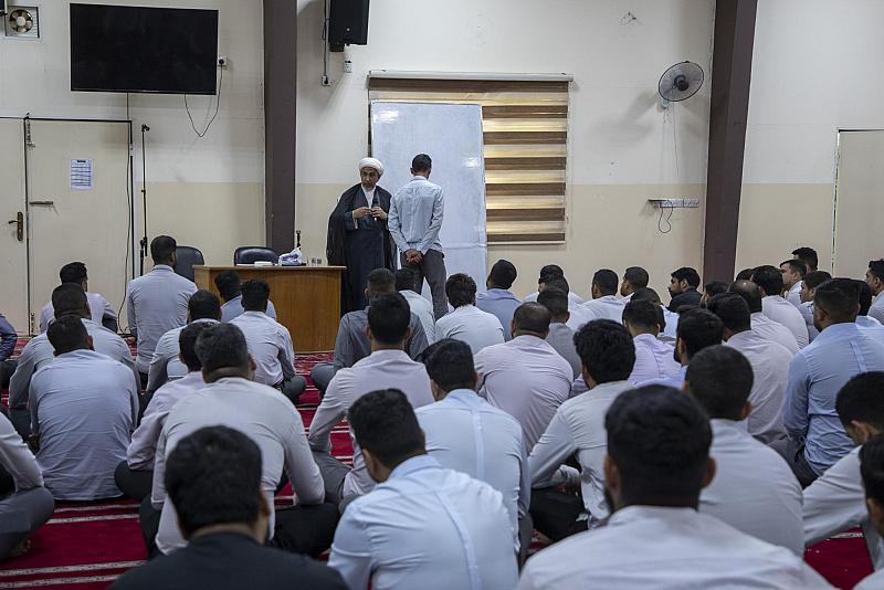 قسم الشؤون الدينية يقدم محاضرات فقهية وعقائدية لنحو 130 منتسبًا