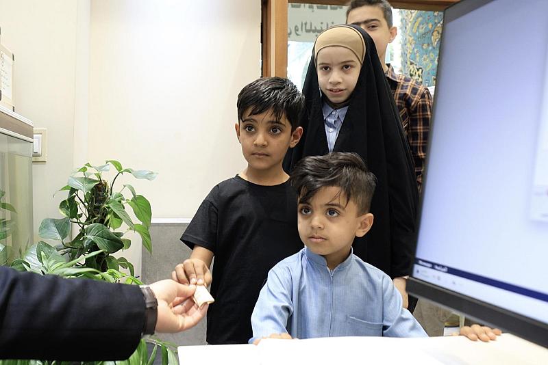 الأطفال يشاركون في مبادرة العتبة العباسية المقدسة لدعم الشعبين الإيراني واللبناني