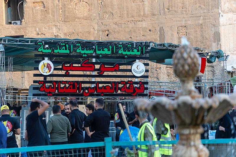 عبر موكبها الخدمي.. فرقة العباس (عليه السلام) تستنفر جهودها لتقديم الخدمات للزائرين في النجف الأشرف