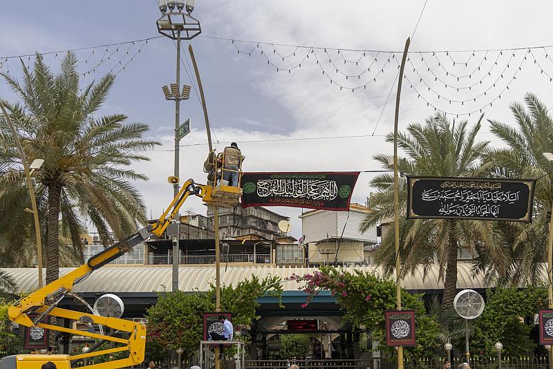 قسم بين الحرمين الشريفين ينشر لافتات الحزن بذكرى شهادة الإمام محمد الجواد (عليه السلام)