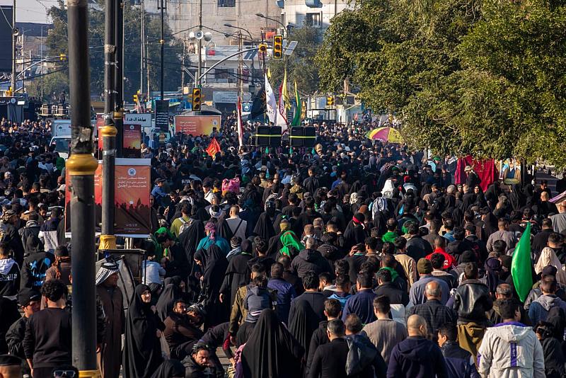 جموع الزائرين تواصل مسيرها نحو مدينة الكاظمية لإحياء ذكرى شهادة الإمام الكاظم (عليه السلام)