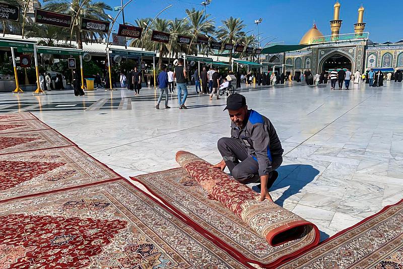خدمة للزائرين.. فرش الساحة الوسطية لمنطقة ما بين الحرمين بالسجاد يومياً
