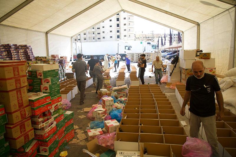 العتبة العباسية تقدّم أكثر من 750 سلة غذائية يوميًّا للنازحين اللبنانيّين في سوريا