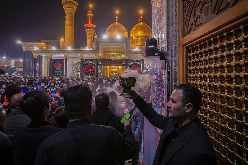 ملاكات العتبة العباسية المقدسة تعمل على تعطير وتبخير مرقد الإمامين الجوادين (عليهما السلام)
