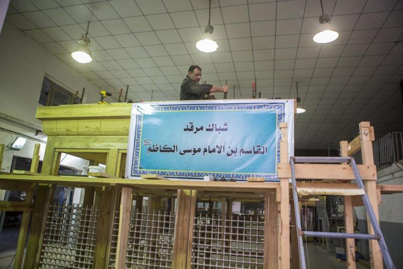 فنّيّو النّجارة في العتبة العباسيّة المقدّسة يصلون لمراحل متقدمة في الهيكل الخشبي لشبّاك مزار القاسم عليه السلام...