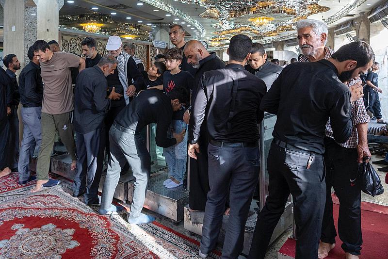 قسم حفظ النظام يواصل جهوده في تنظيم حركة الزائرين وتأمين مسارات دخولهم وخروجهم للصحن الشريف