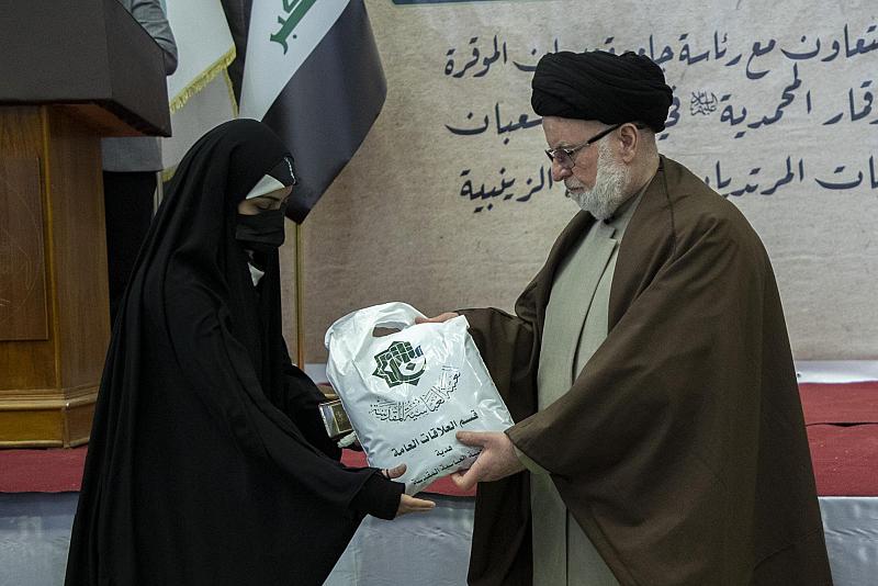 العتبة العباسية المقدسة تكرّم أكثر من 500 طالبة من المرتديات للعباءة العراقية في جامعة ميسان
