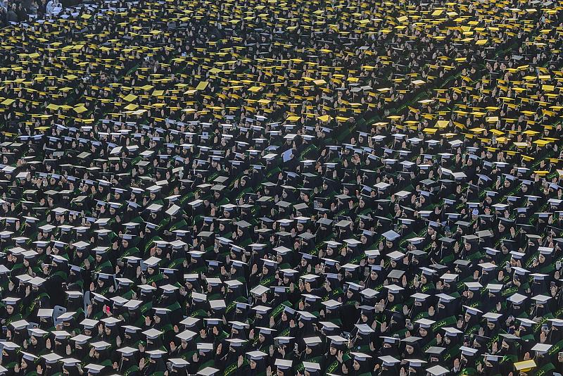 5 آلاف طالبة جامعية يرددن عهد الولاء للوطن عند مرقد أبي الفضل العباس (عليه السلام)
