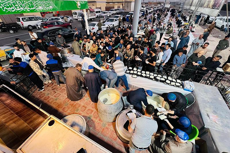 مجمع أبي الفضل العباس (عليه السلام) يقيم مأدبة إفطارٍ للزائرين في اليوم الأوّل من شهر رمضان